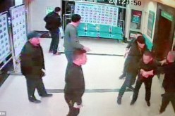 بالصور.. صيني يعتدي على ممرضة بعد وفاة والدته
