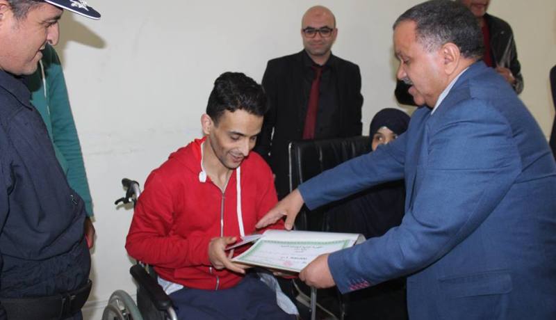 والي بشار يمنح شابا 150 مليون سنتيم للعلاج بالخارج