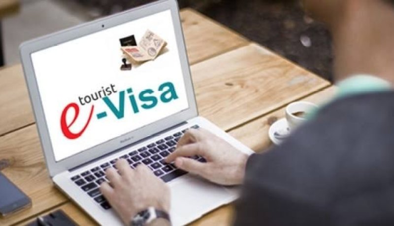 بداية العمل بالتأشير الإلكتروني للعمرة اليوم وإلغاء التأشيرات القديمة