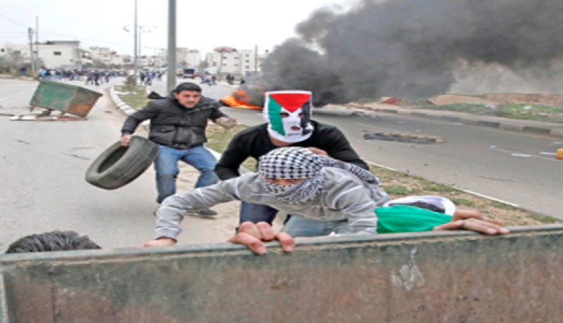 تجدد المواجهات بين الفلسطينيين وعناصر جيش الاحتلال قرب رام الله