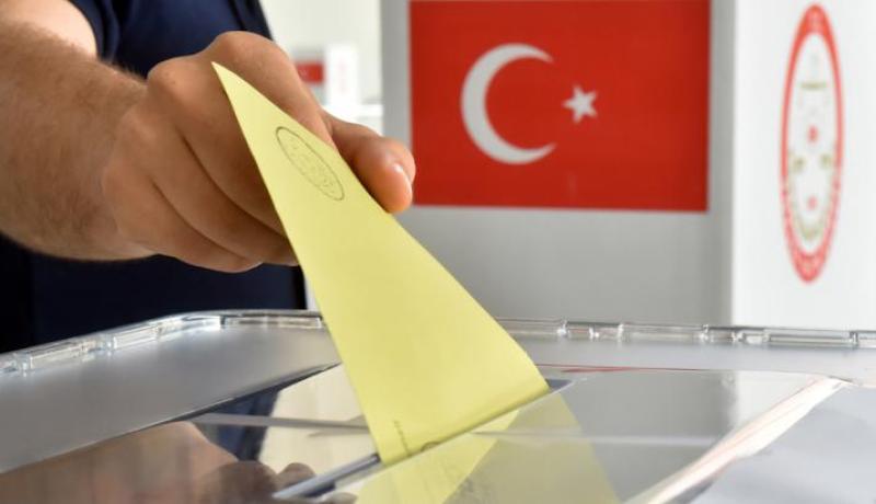 الأتراك يدلون بأصواتهم في الإنتخابات النيابية المبكرة