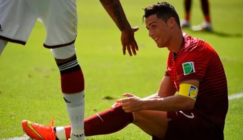 رونالدو يخاطر بمستقبله الكروي
