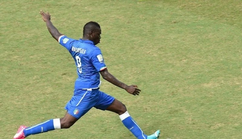 بالوتيلي يرد على عنصرية المشجعين الإيطاليين