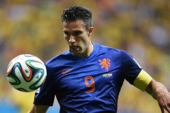 فان بيرسي يسجل الهدف رقم 100 في الشباك البرازيلية