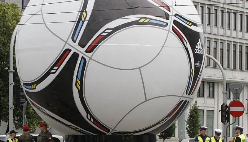 اليويفا يطالب المسئولين في بولندا وأوكرانيا بالتصدي للعنصرية