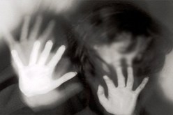 ينقذ ابنة أخته المعاقة ذهنياً من الاغتصاب ليغتصبها