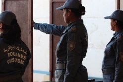 وزير المالية ينفي طرد جمركيات بسبب ارتدائهن للحجاب