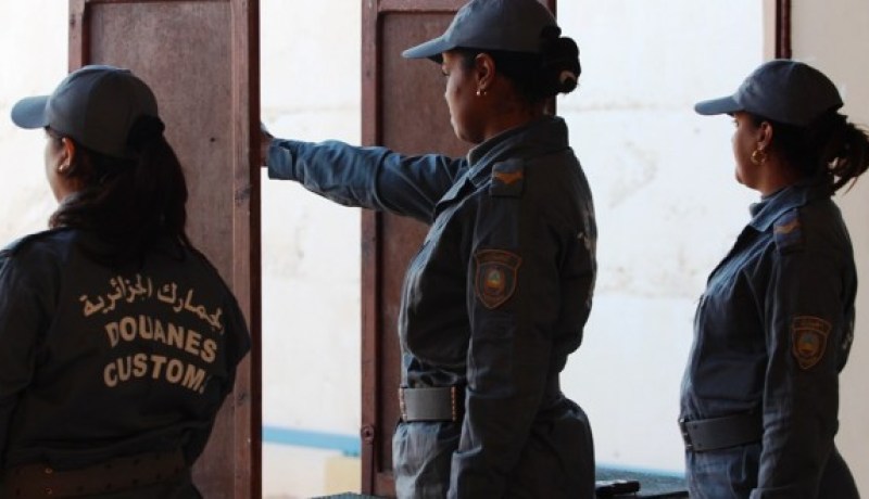 وزير المالية ينفي طرد جمركيات بسبب ارتدائهن للحجاب