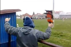 شاهد .. مشجع يهدّد الحكام بمنشار كهربائي