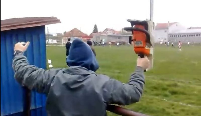 شاهد .. مشجع يهدّد الحكام بمنشار كهربائي