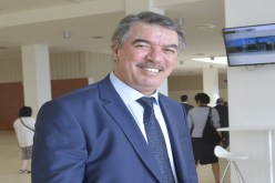 حجّار عازف ماهر على  البيانو
