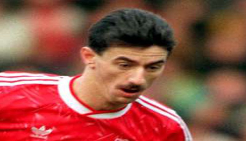 نجاة أسطورة ليفربول إيان راش من حادث مروع فى مصر