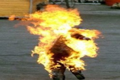 مواطن مصري يحاول إحراق نفسه أمام مبنى مجلس الوزراء