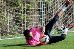 حارس برشلونة برافو يحطم رقما قياسيا في نظافة شباكه