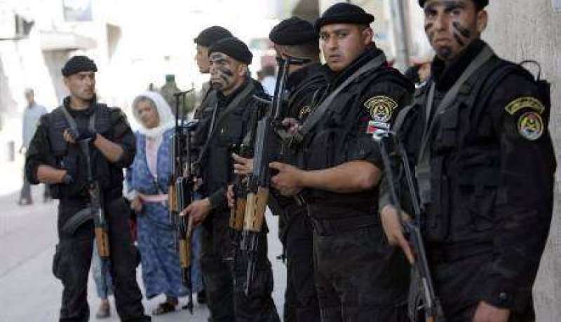 قوات الأمن تدلي بأصواتها في أول انتخابات محلية في الضفة الغربية منذ عام 2005