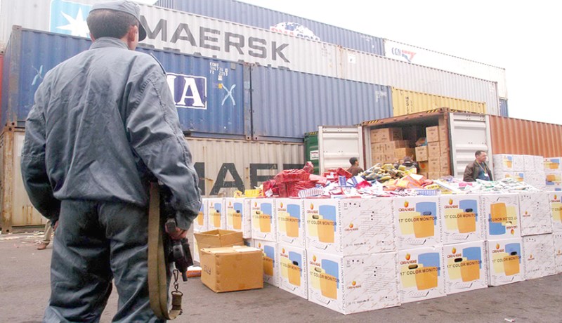 محاكمة 4 جمركيين تورطوا في تهريب حاويتي مفرقعات على أنها عصي مكانس في وهران