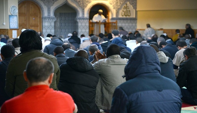 فرنسا تغلق 3 مساجد منذ أحداث باريس وتشدد الخناق على المصلين