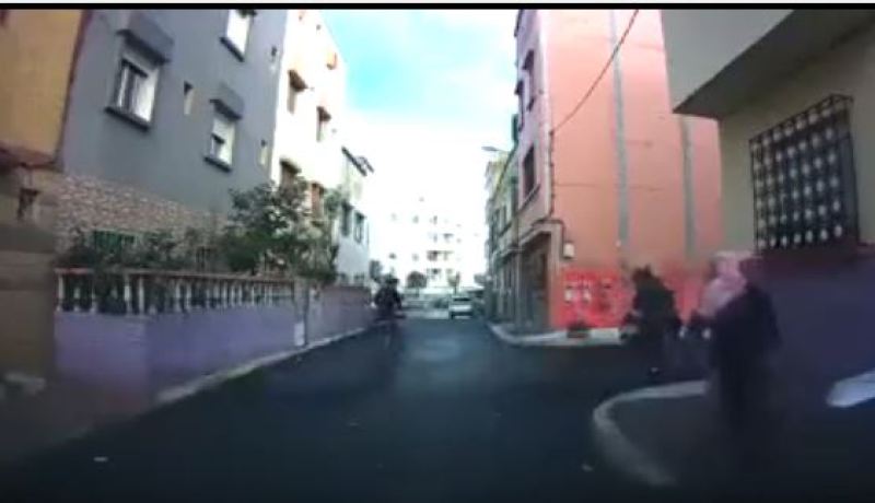 بالفيديو.. شاب يصارع لصًا مسلحًا بسيف