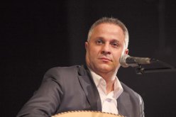 بالفيديو.. سمير تومي يشارك المرأة الجزائرية عيدها العالمي