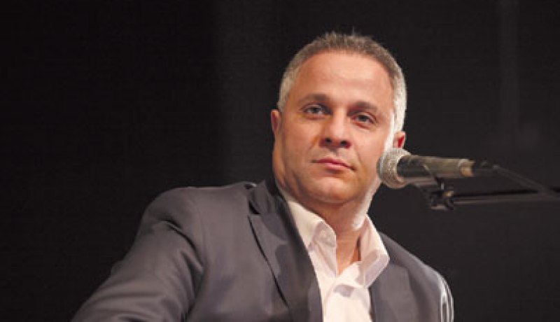 بالفيديو.. سمير تومي يشارك المرأة الجزائرية عيدها العالمي