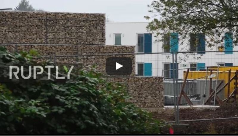 بالفيديو.. مدينة ألمانية  تبني صور أعلى من جدار برلين لعزل اللاجئين عن السكان