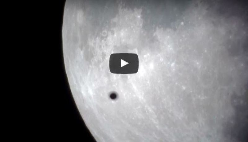 بالفيديو.. ظهور جسم غريب قرب القمر العملاق