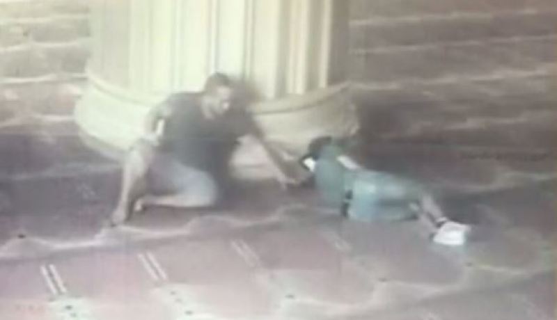 بالفيديو.. لص يسرق هاتف داخل مسجد في لبنان