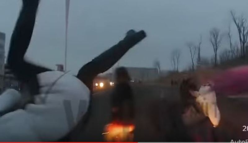 شاهد.. إمرأة تدهس مجموعة من الراجلين