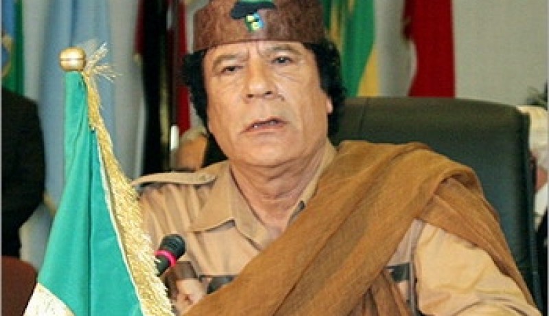 القذافي يدافع عن القراصنة الصوماليين