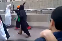 شاهد .. مشاجرة عنيفة بين نساء ورجال عند الحرم المكي