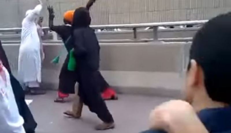 شاهد .. مشاجرة عنيفة بين نساء ورجال عند الحرم المكي