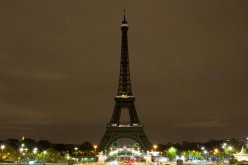 إطفاء أضواء برج إيفل في باريس مساء الأربعاء تضامنا مع مدينة حلب السّورية