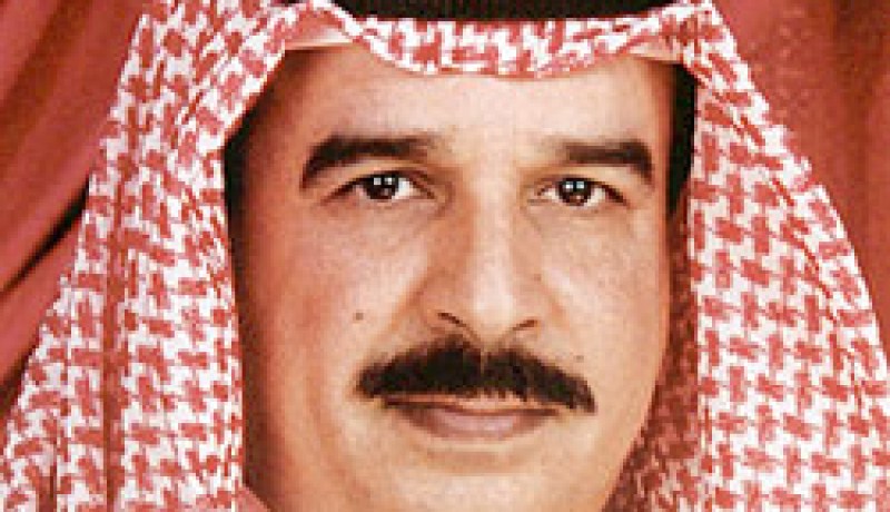 ملك البحرين يأسف لوفاة متظاهرين ويشكل لجنة تحقيق وزارية