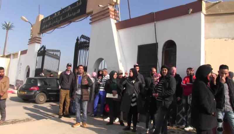 بالصور.. عمال وطلبة يحتجون على تهديدات أشخاص غير مقيمين بإقامة بلقايد في وهران