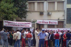 أمن مكثف لإدخال رئيس بلدية عزازقة إلى مقر عمله والعمال يرفضون عودته