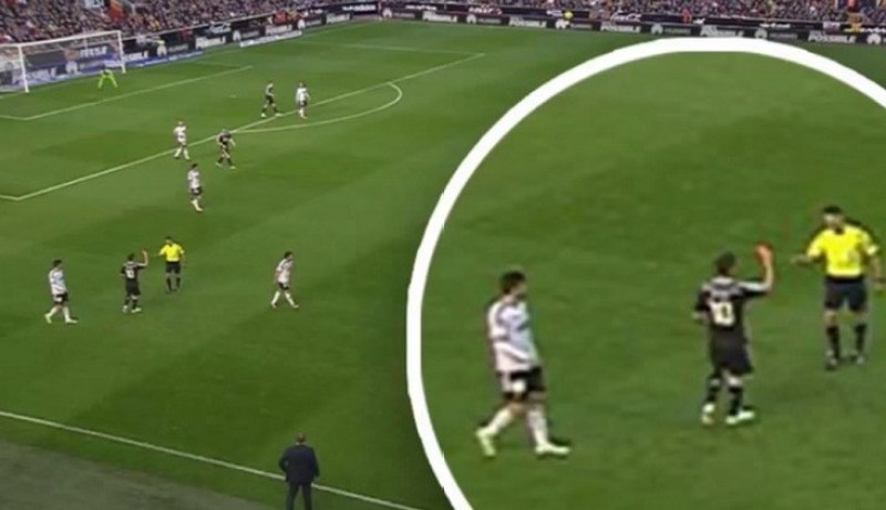 بالفيديورودريغيز يشهر البطاقة الحمراء في وجه حكم مباراة فالنسيا