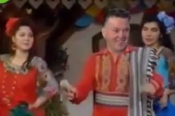 فيديو مضحك جدالمدرب مانشستر يونايتدوهو يرقص فرحا بعودة لاعبيه من الإصابة