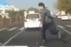 بالفيديو  شحاذ في عجلة من أمره نسي إعاقته