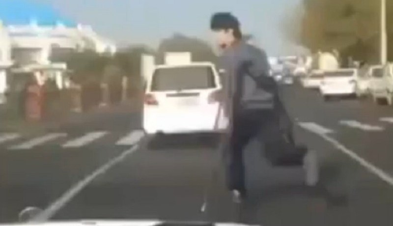 بالفيديو شحاذ في عجلة من أمره نسي إعاقته
