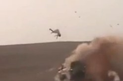 بالفيديو انقلاب سيارة لشاب مغامر ادى بخروجه من السيارة على طريقة افلام الاكشن