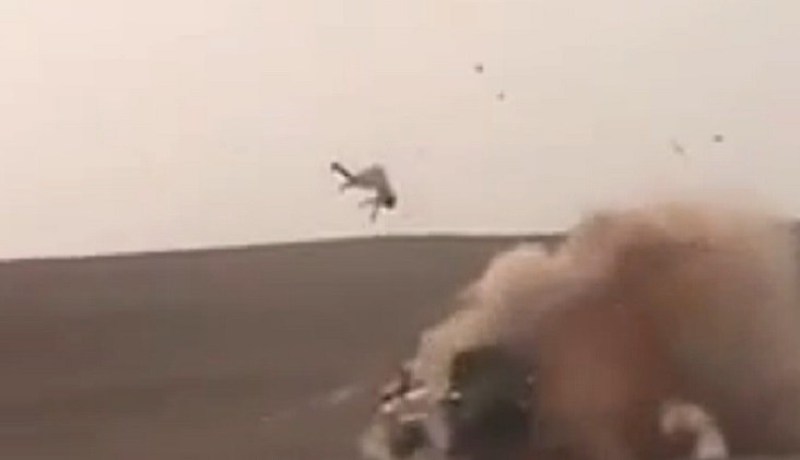 بالفيديو انقلاب سيارة لشاب مغامر ادى بخروجه من السيارة على طريقة افلام الاكشن
