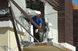 القضاء يأمر بهدم أجزاء من بيت فلسطيني لأنها تحجب الشمس عن بيت مستوطن