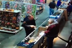 بالفيديو شرطي يلعب بالنار ويصيب نفسه