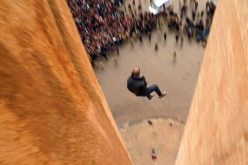 بالصور داعش يرمي شخصين من سطح مرتفع بتهمة الشذوذ ويرجم امرأة