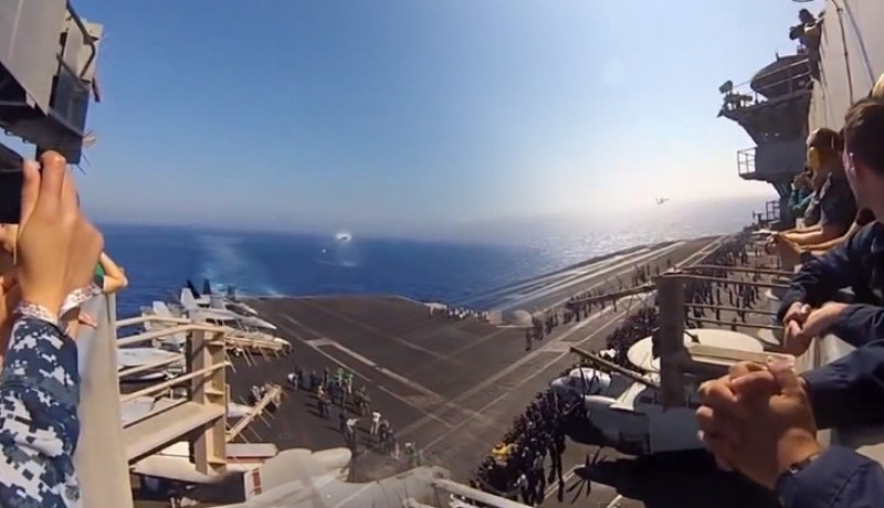 بالفيديو لحظة اختراق طائرة حربية لحاجز الصوت