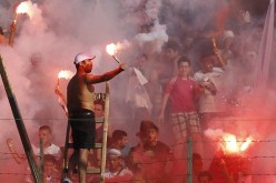 بالفيديو جماهير الزمالك تشعل النار بسيارة الشرطة واللاعبون يدخلون الملعب بمدرعة