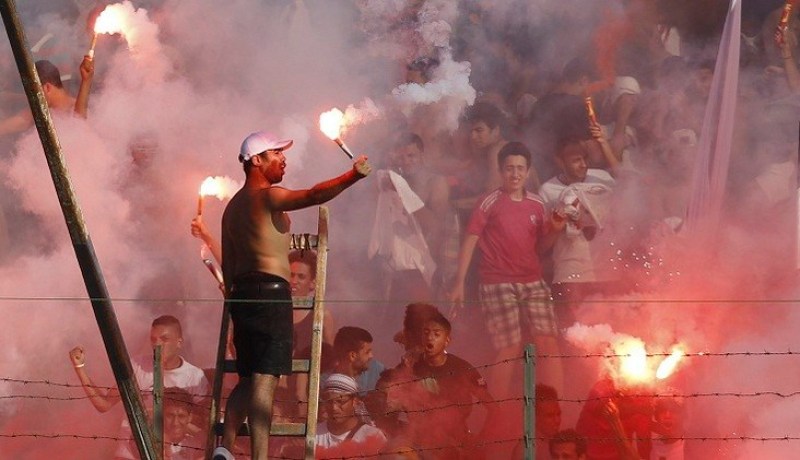 بالفيديو جماهير الزمالك تشعل النار بسيارة الشرطة واللاعبون يدخلون الملعب بمدرعة