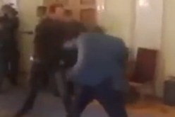 بالفيديو أحد أروقة البرلمان الأوكراني يتحول لحلبة ملاكمة