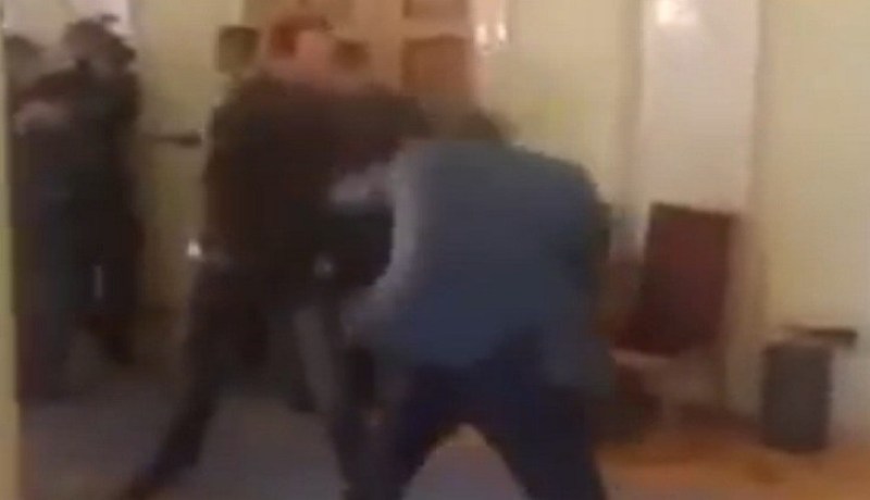 بالفيديو أحد أروقة البرلمان الأوكراني يتحول لحلبة ملاكمة