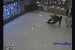 بالفيديولصوص يتزحلقون على أرض متجر لبيع المجوهرات